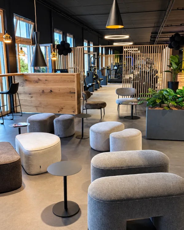 Kraft Athletik Club - Eingangsbereich mit Sitzgelegenheiten